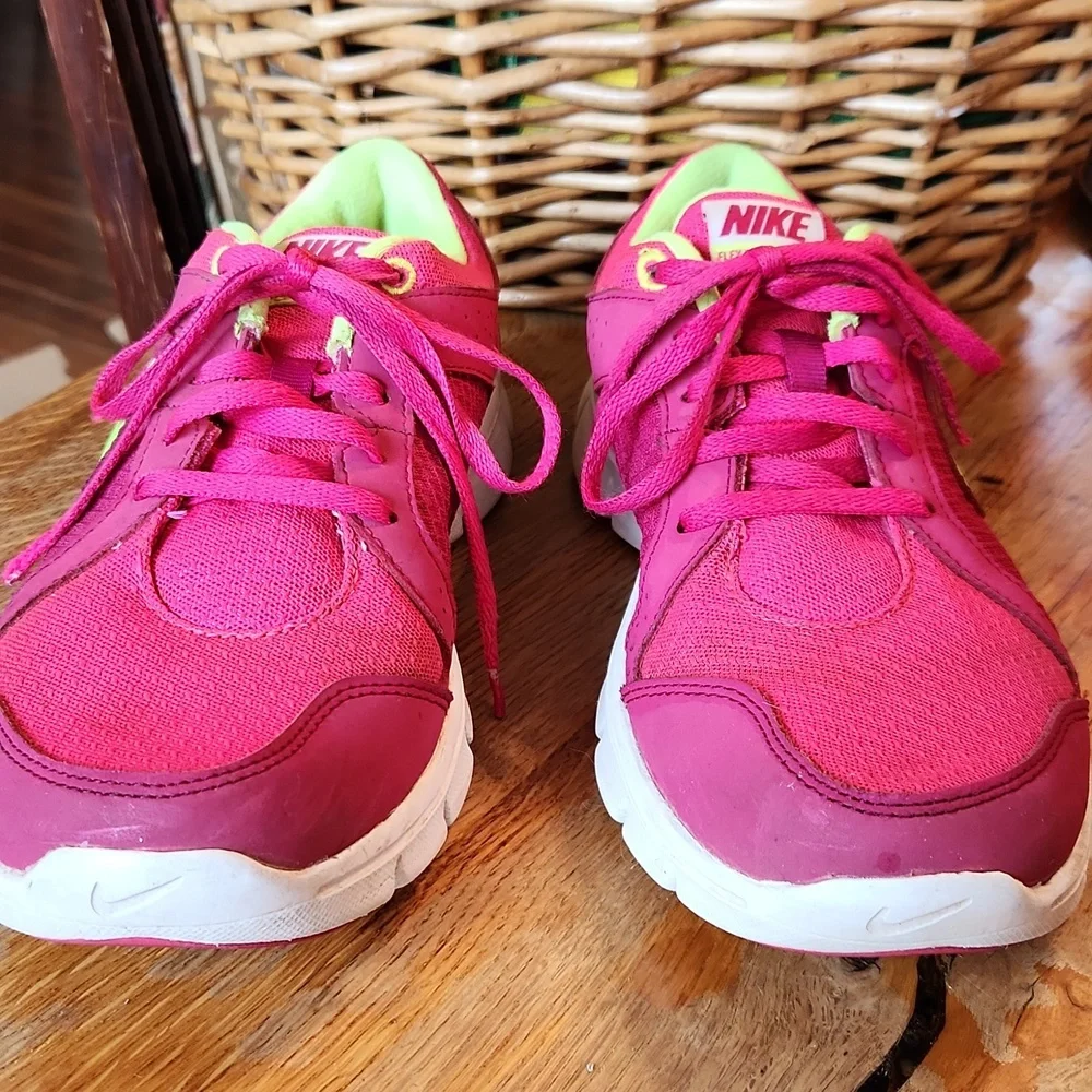 Nike‎ Flex Experience Shoes Youth Girl's sz 7 Pink